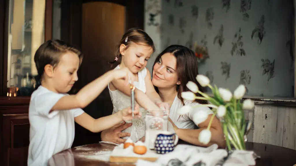 mujer abraza a sus hijos en la mesa