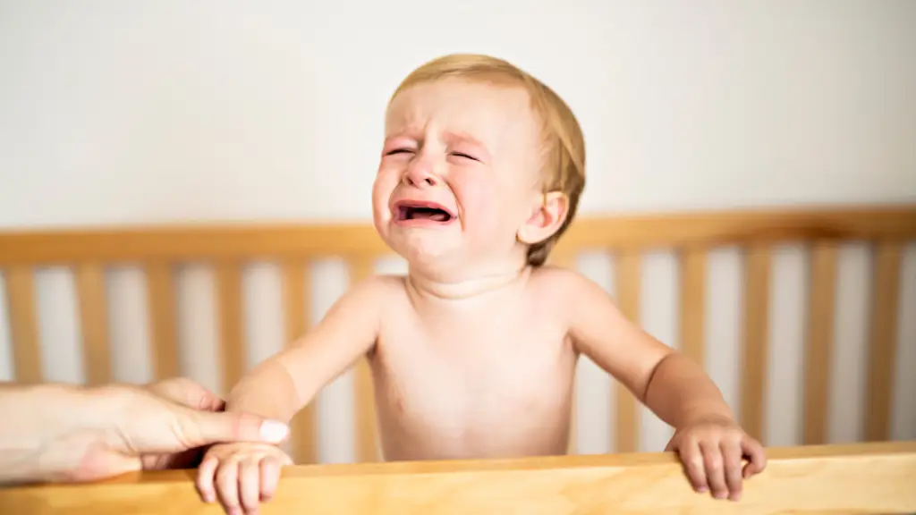 bebe llorando en una cuna