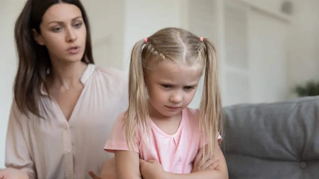 niña molesta con su madre