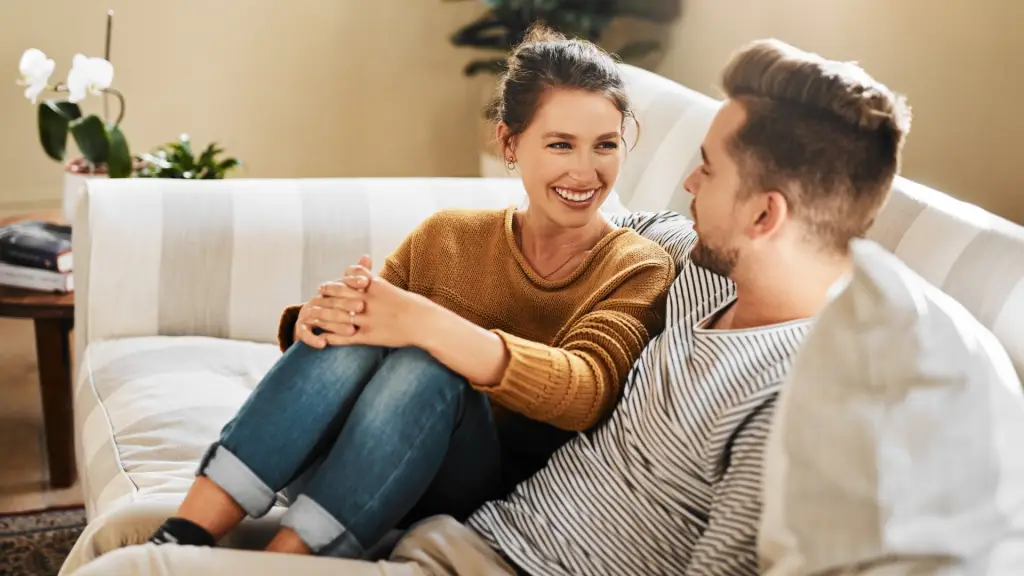 pareja sentada en el sofa sonriendo